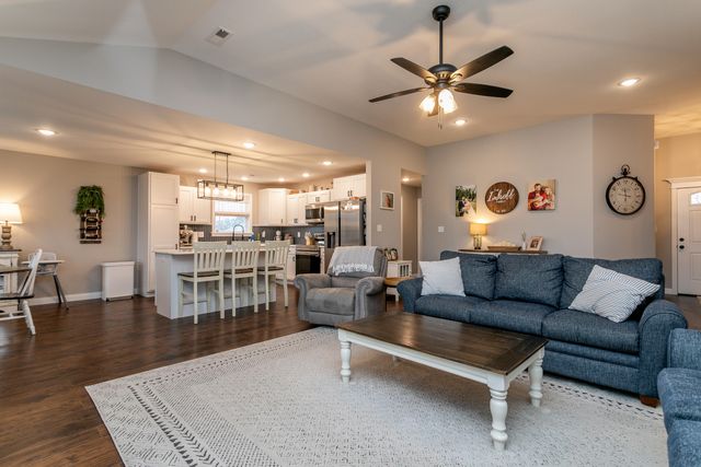 6502 DOUGLAS PKY, Hallsville, MO 65255