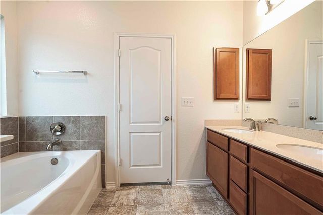 707 Dogwood ST, Lockhart, TX 78644
