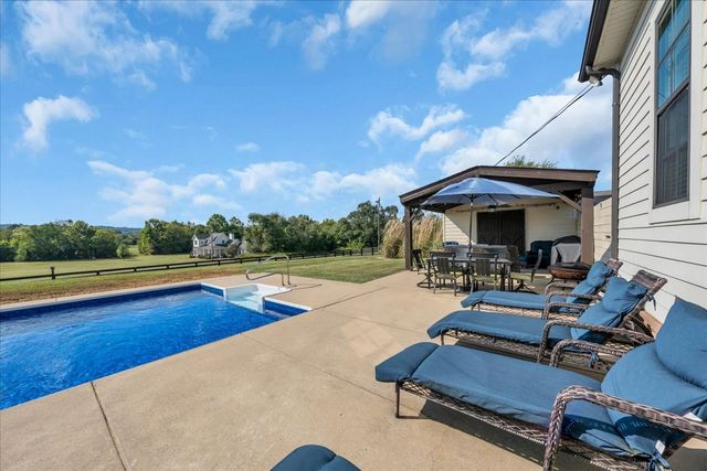 1201 Carters Creek Pike, Columbia, TN 38401