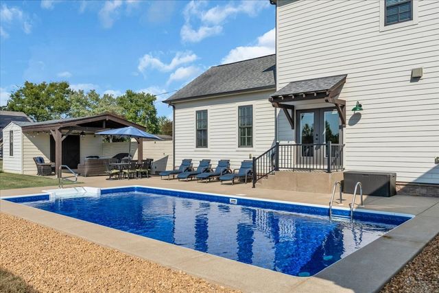 1201 Carters Creek Pike, Columbia, TN 38401