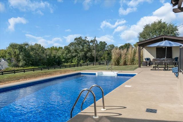 1201 Carters Creek Pike, Columbia, TN 38401