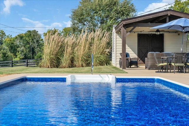1201 Carters Creek Pike, Columbia, TN 38401