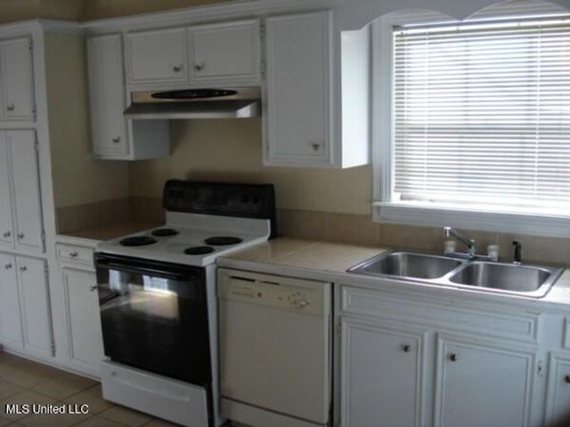 5301 Ridgewood Road, Jackson, MS 39211