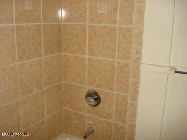 5301 Ridgewood Road, Jackson, MS 39211