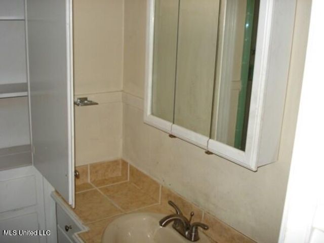 5301 Ridgewood Road, Jackson, MS 39211