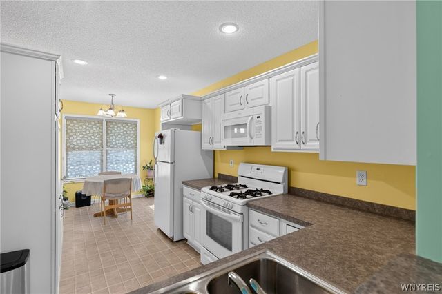48 Mayfield Drive, West Seneca, NY 14224