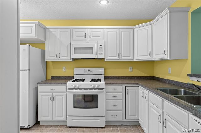 48 Mayfield Drive, West Seneca, NY 14224