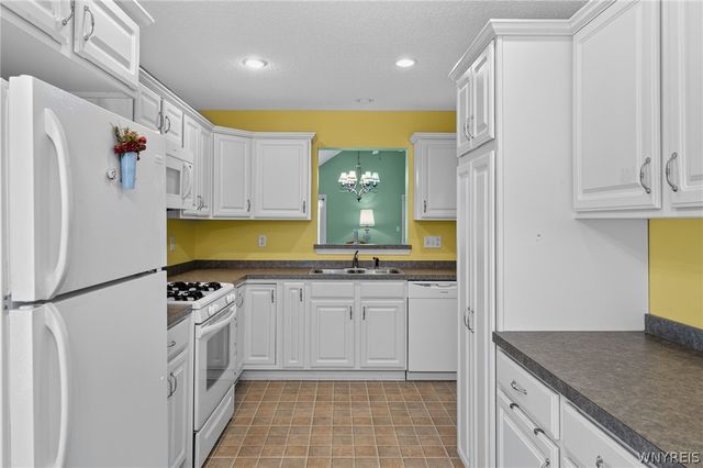 48 Mayfield Drive, West Seneca, NY 14224