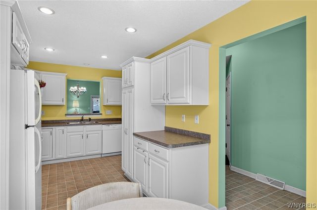 48 Mayfield Drive, West Seneca, NY 14224