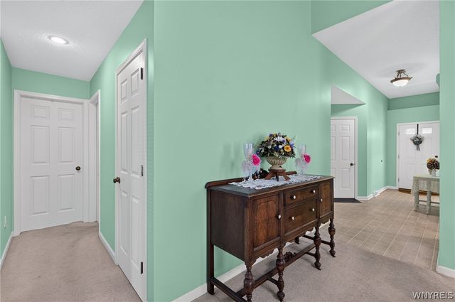 48 Mayfield Drive, West Seneca, NY 14224