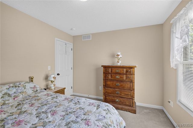 48 Mayfield Drive, West Seneca, NY 14224