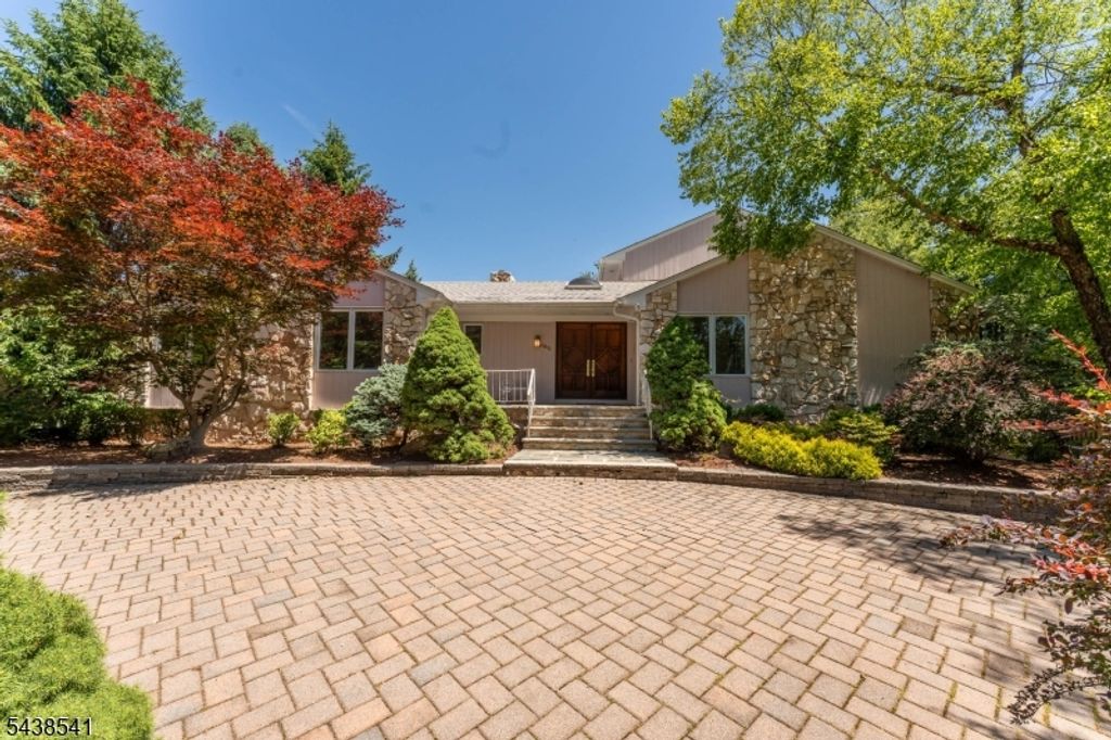 486 Summit Rd, Mountainside Boro, NJ 07092