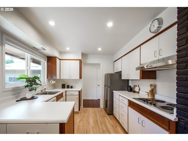 2320 Se MULBERRY Dr, Milwaukie, OR 97267