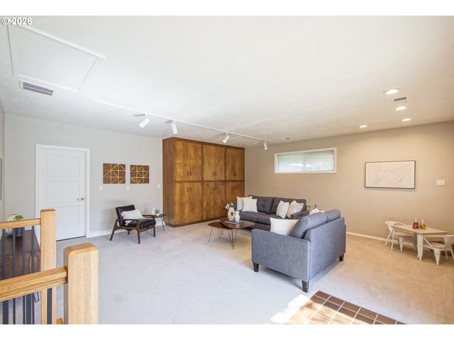 2320 Se MULBERRY Dr, Milwaukie, OR 97267