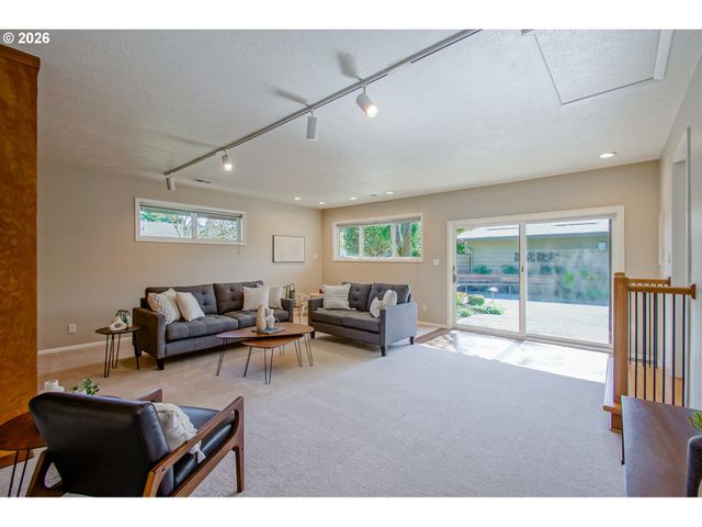 2320 Se MULBERRY Dr, Milwaukie, OR 97267