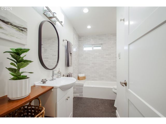 2320 Se MULBERRY Dr, Milwaukie, OR 97267