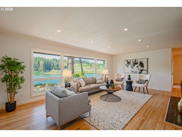 2320 Se MULBERRY Dr, Milwaukie, OR 97267