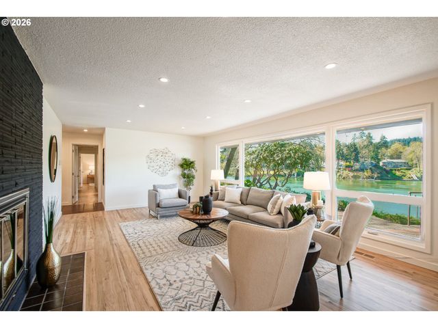 2320 Se MULBERRY Dr, Milwaukie, OR 97267