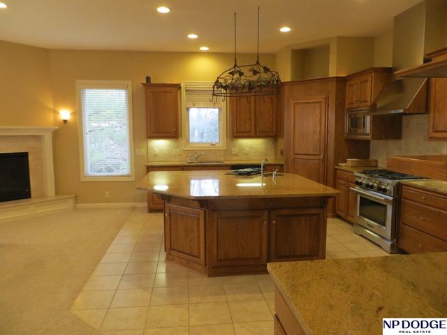 11815 Oakair Plaza, Omaha, NE 68137