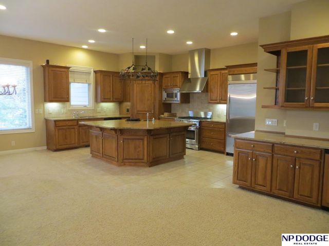 11815 Oakair Plaza, Omaha, NE 68137