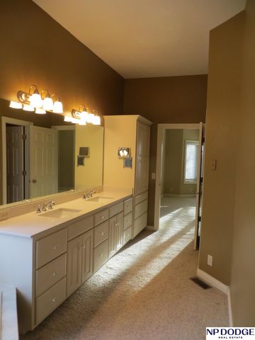 11815 Oakair Plaza, Omaha, NE 68137