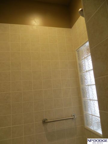 11815 Oakair Plaza, Omaha, NE 68137