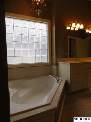 11815 Oakair Plaza, Omaha, NE 68137