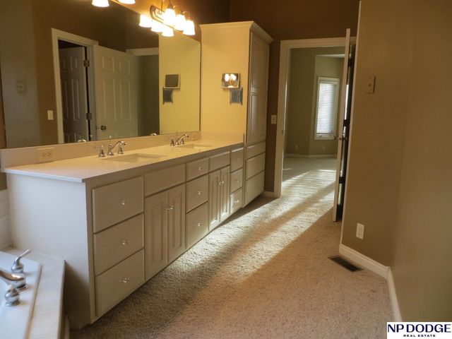 11815 Oakair Plaza, Omaha, NE 68137