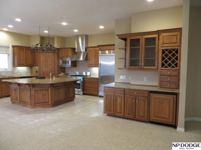 11815 Oakair Plaza, Omaha, NE 68137