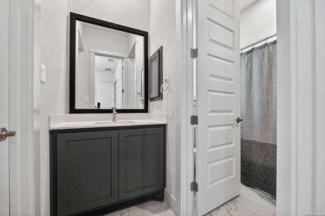 160 Pradera Ridge, Floresville, TX 78114
