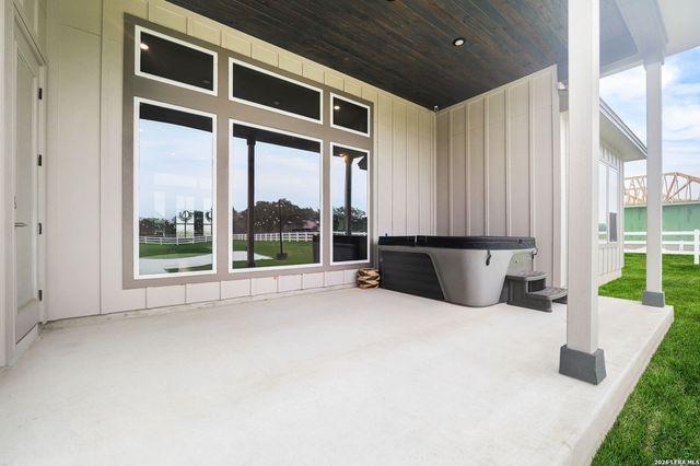 160 Pradera Ridge, Floresville, TX 78114