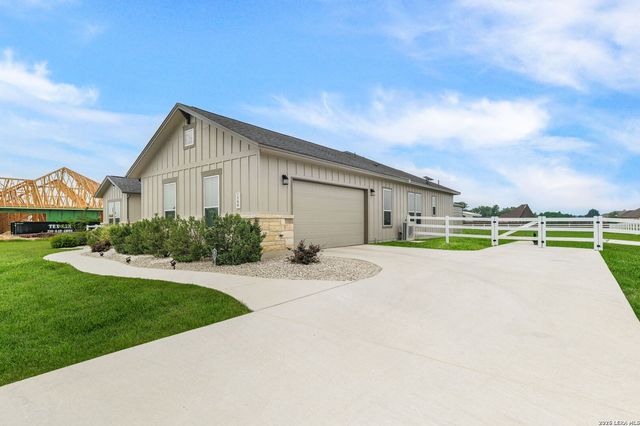 160 Pradera Ridge, Floresville, TX 78114