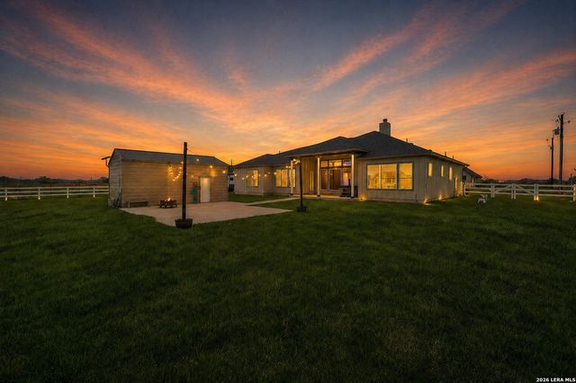 160 Pradera Ridge, Floresville, TX 78114