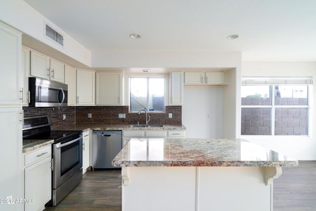 8913 W MARCONI Avenue, Peoria, AZ 85382