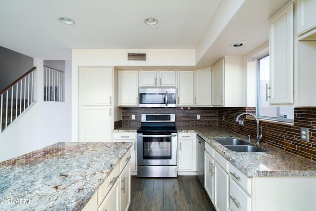 8913 W MARCONI Avenue, Peoria, AZ 85382