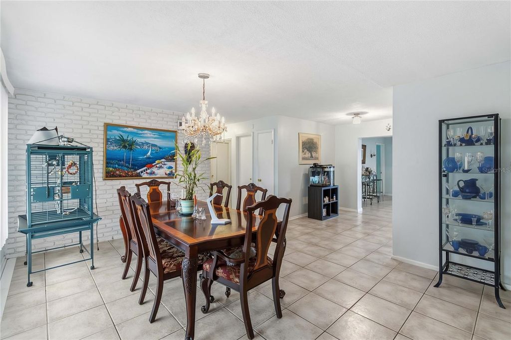 Image 5 of property listing at 6210 SPANISH OAK DRIVE, Orlando, FL 32809