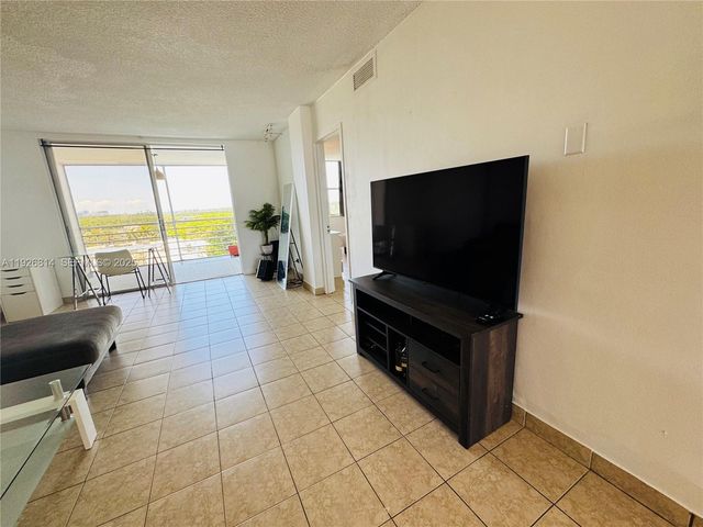 3660 NE 166th St 812, North Miami Beach, FL 33160