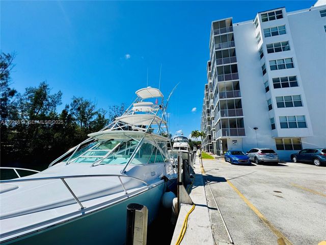 3660 NE 166th St 812, North Miami Beach, FL 33160