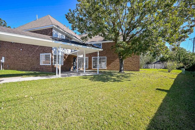 2111 Walnut Creek Drive, League City, TX 77573