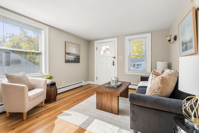 97 Pinckney St, Dracut, MA 01826