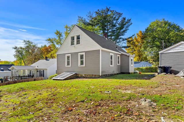 97 Pinckney St, Dracut, MA 01826