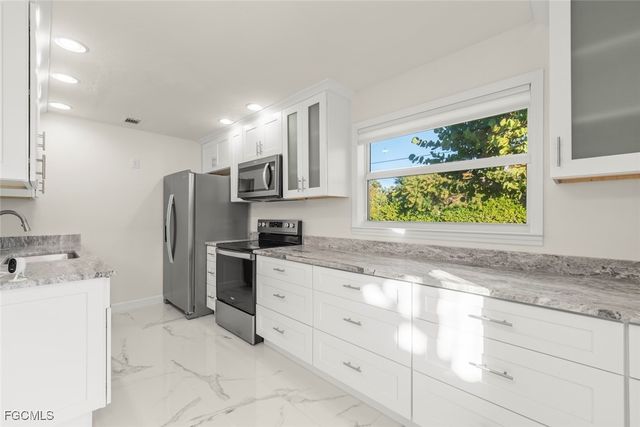 561 Periwinkle WAY E4, Sanibel, FL 33957