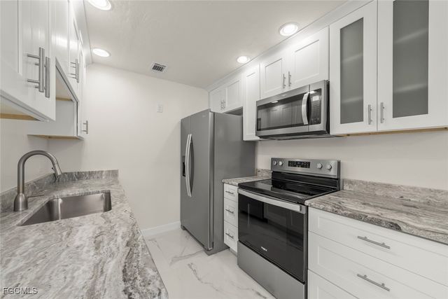 561 Periwinkle WAY E4, Sanibel, FL 33957