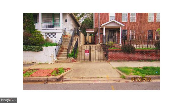 225 56TH PL NE, Washington, DC 20019