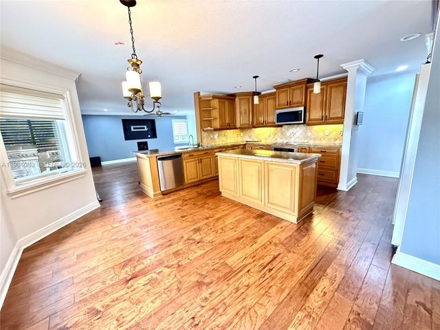 19909 SW 7th Pl, Pembroke Pines, FL 33029