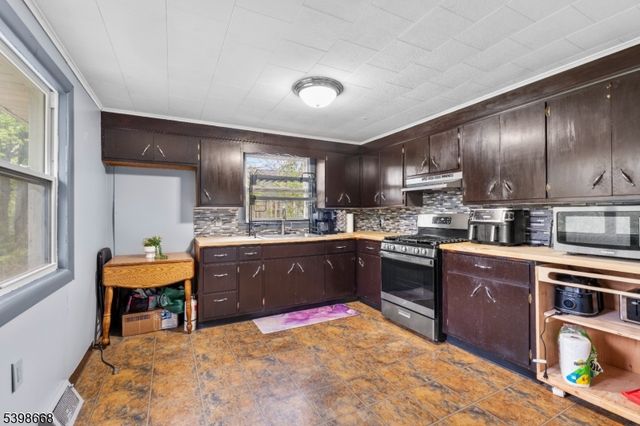 47 Bridge St, Ogdensburg Boro, NJ 07439
