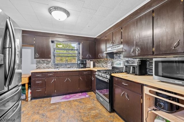 47 Bridge St, Ogdensburg Boro, NJ 07439