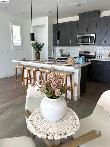 18005 reunion ct, Lathrop, CA 95330