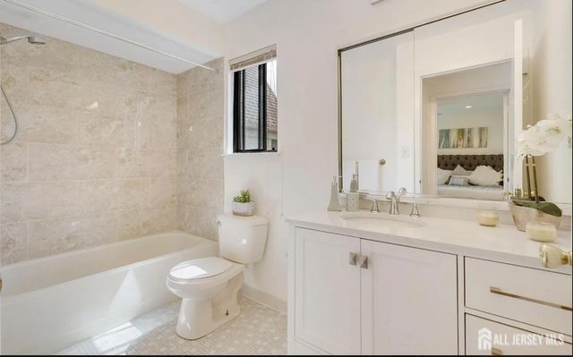 31 Gate House Lane, Edison, NJ 08820