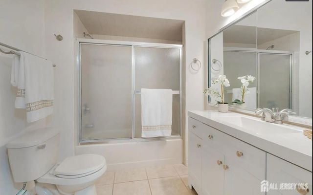 31 Gate House Lane, Edison, NJ 08820